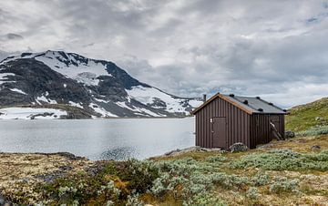 houten huis of hut aan de beroemde County Road 55. Hoogste bergweg in Noorwegen, onderdeel van Natio van ChrisWillemsen