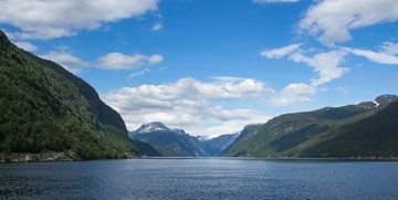 montagnes paysage norvège sur Ramon Bovenlander