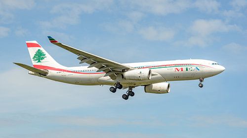 Landende MEA Airbus A330-200 passagiersvliegtuig.