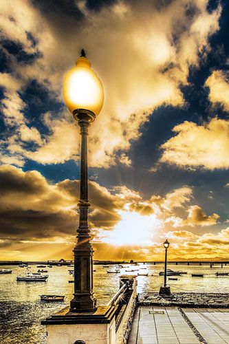 Zonsondergang bij de haven van Arrecife von Harrie Muis