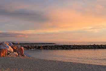 Lever de soleil sur la plage dans le sud de la France