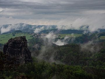 Elbezandsteengebergte - Uitzicht vanaf de Schrammsteinen van Aurica Voss