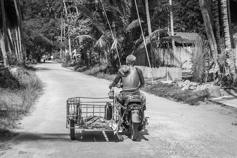 Scooter in Thailand. van Mariëlle Debrichy