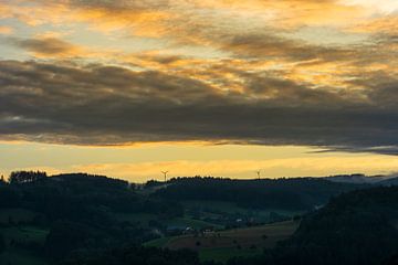 Romantischer farbiger Sonnenuntergang über dem Schwarzwald bei Freiburg von adventure-photos