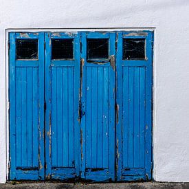 Authentieke blauwe  poort met witte muur - kleurrijke reisfotografie van Ben De Kock