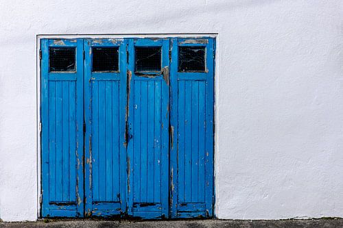 Authentieke blauwe  poort met witte muur - kleurrijke reisfotografie
