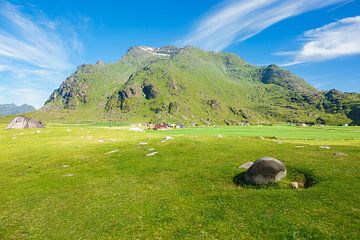Mountain on the Lofoten Islands in Norway van Rico Ködder