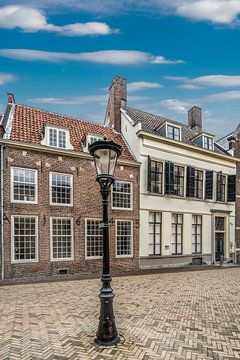Pleintje met historische huizen en een lantaarnpaal in Utrecht.