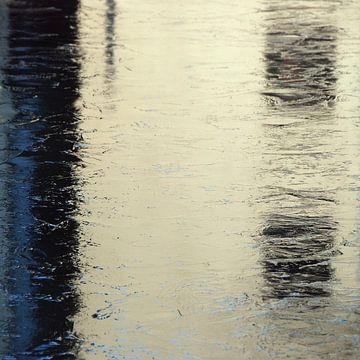 Abstract van stadse ijs reflectie in wit blauw van Annemie Hiele