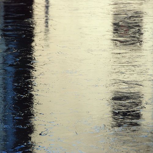 Abstract van stadse ijs reflectie in wit blauw