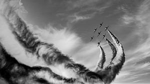 Flugschau mit Flugstaffel und Rauch am bewölkten Himmel in schwarz-weiss