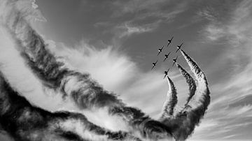 Flugschau mit Flugstaffel und Rauch am bewölkten Himmel in schwarz-weiss von Dieter Walther