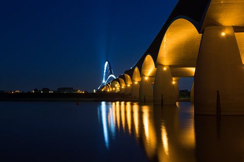 De Oversteek, Nijmegen, bij avond