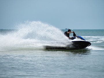 grote spetters van watersport