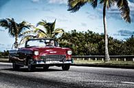 Driving on the road in Cuba van Tonny Visser-Vink thumbnail