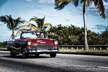 Driving on the road in Cuba van Tonny Visser-Vink