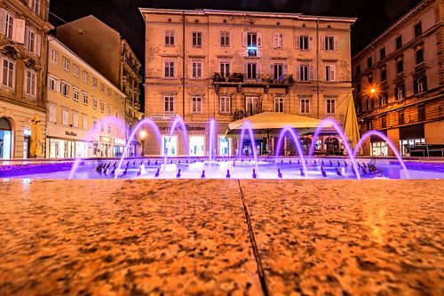 KROATIË : RIJEKA - FONTEIN BIJ NACHT