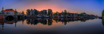 Blick auf den Fluss Amstel (Ostseite) und die Walter-Süskind-Brücke in Am
