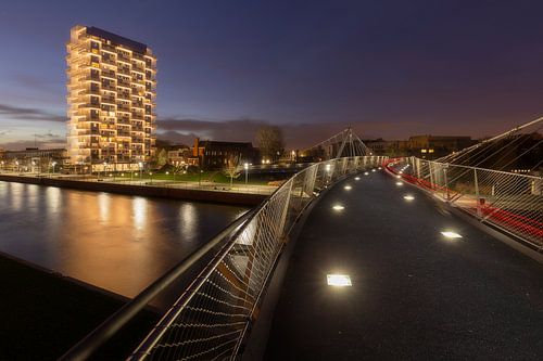 de fietsersbrug over de leie naar de K-tower tijdens de zonsondergang, Kortrijk, Belgie