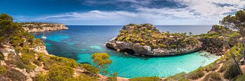 Bucht mit türkis farbenem Wasser auf der Insel Mallorca