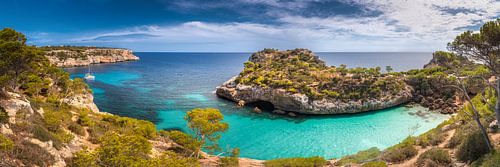 Baai met turquoise kleurig water op het eiland Mallorca