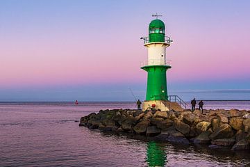 Pier en piertoren aan de kust van de Oostzee in Warnemünde van Rico Ködder