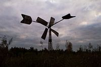 Silhouet van een windmolen