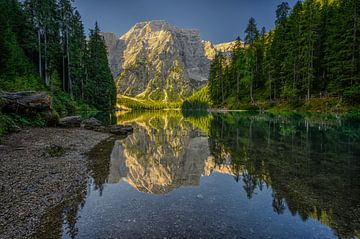 Lago di Braies / Pragser Wildsee dans les Dolomites sur Leon Okkenburg