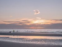 Roze zomerse zonsondergang aan zee