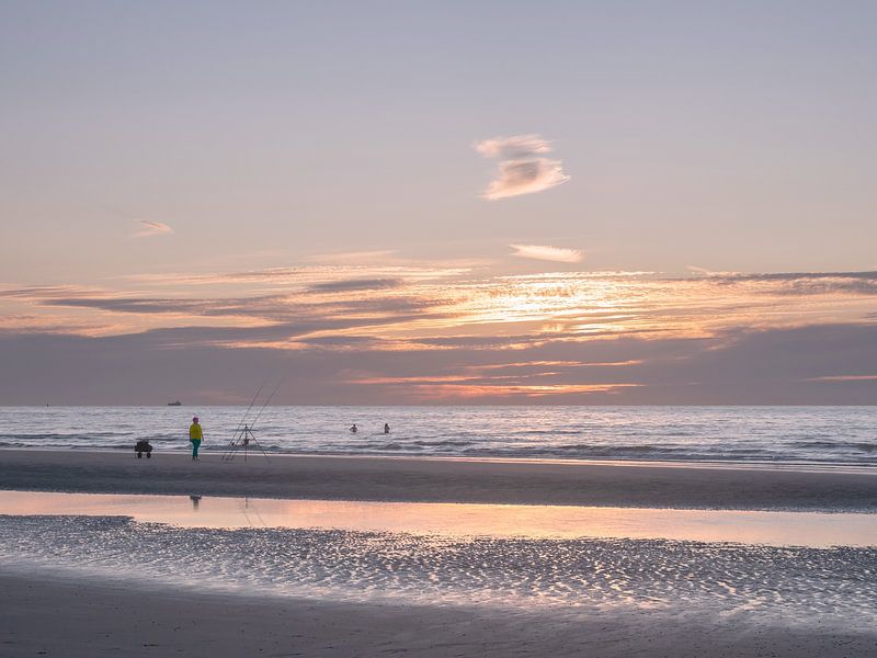 Sonnenuntergang am Meer im Sommer in Ostende von Stephaniek Putman