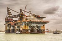 dcv Thialf verlaat de Rotterdamse haven.