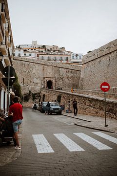 Een behaaglijke straat op Ibiza met uitzicht op gebouwen, mensen en auto's| Architectuur | Straatfot van eighty8things