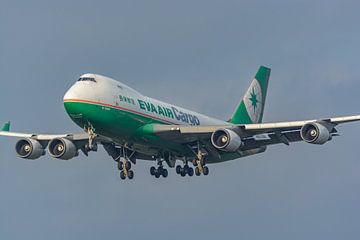 EVA Air Cargo Boeing 747-400 vlak voor de landing. van Jaap van den Berg