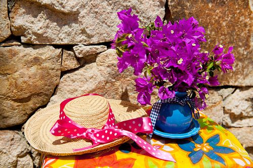 Boeket Bougainvillea en strooien hoed
