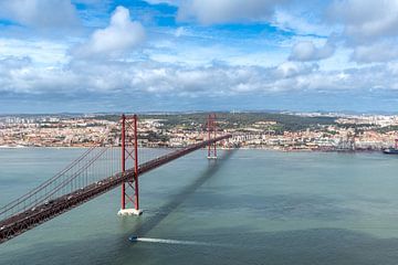 De brug over de rivier de Taag in Lissabon van Roosmarijn Jongstra