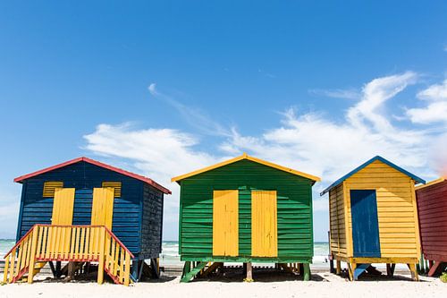 Fel gekleurde strandhuisjes aan het strand in Muizenberg, Zuid Afrika