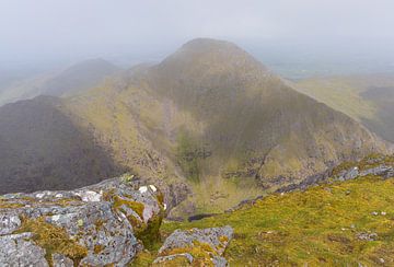 View from Carrauntoohil of Carrantuohill (Iers-Gaelisch: Corrán Tuathail) Ierland van Marcel Kerdijk