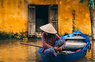 Blauwe boot in oranje straten van Hoi An van Eveline Dekkers thumbnail