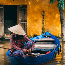 Bateau bleu dans les rues oranges de Hoi An sur Eveline Dekkers