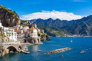 Blick auf Atrani an der Amalfiküste in Italien