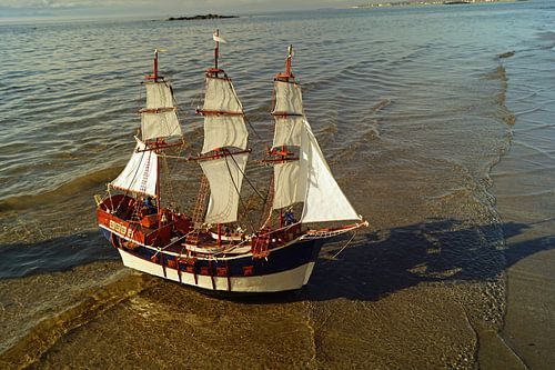 Zeilboot in Woodland Bay bij zonsondergang