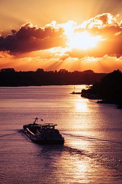 Sonnenuntergang über dem Rhein von Sander Peters