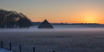 Winterse zonsopkomst met een schuur in de mist van KB Design & Photography (Karen Brouwer)