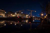 Nachtfoto van Haarlem over het spaarne met zicht op Gravestenebrug