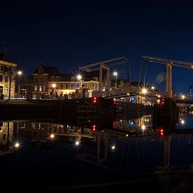 Nachtfoto van Haarlem over het spaarne met zicht op Gravestenebrug sur Elspeth Jong