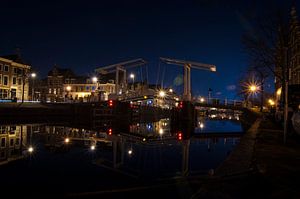 Nachtfoto van Haarlem over het spaarne met zicht op Gravestenebrug von Elspeth Jong