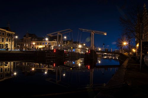 Nachtfoto van Haarlem over het spaarne met zicht op Gravestenebrug