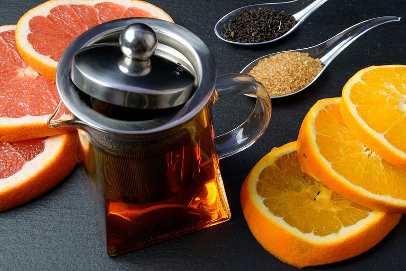 Schwarzer Tee in der Kanne, dekoriert mit Grapefruit und Orange in Scheiben von Babetts Bildergalerie