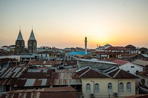 Sonnenuntergang über den Dächern von Stone Town auf Sansibar von Michiel Ton