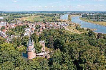 Luchtfoto van de middeleeuwse stad Wijk bij Duurstede met kasteel Duurstede aan de rivier de Lek in Nederland van Eye on You